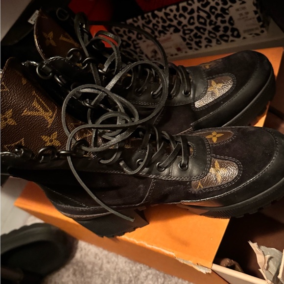 Selling Louis Vuitton boots wore like 5 times .. pretty much new. - Picture 2 of 11